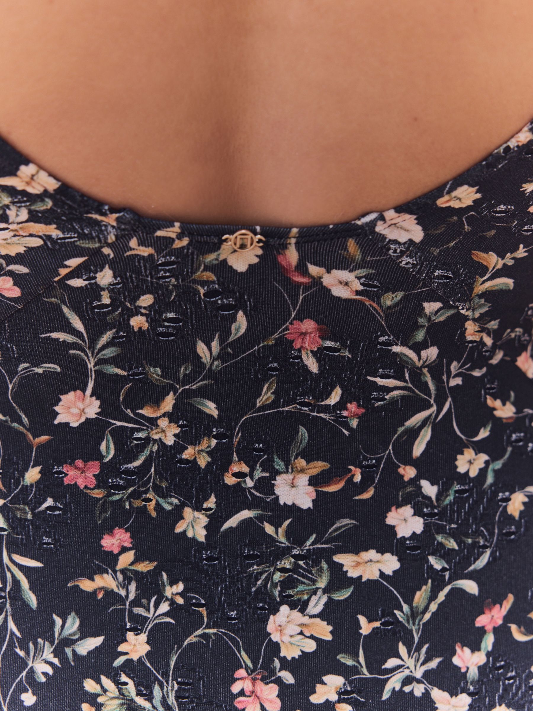 Zwart met broderie en fijne print - Badpak met vormgevende zijrimpeling en buikcorrectie