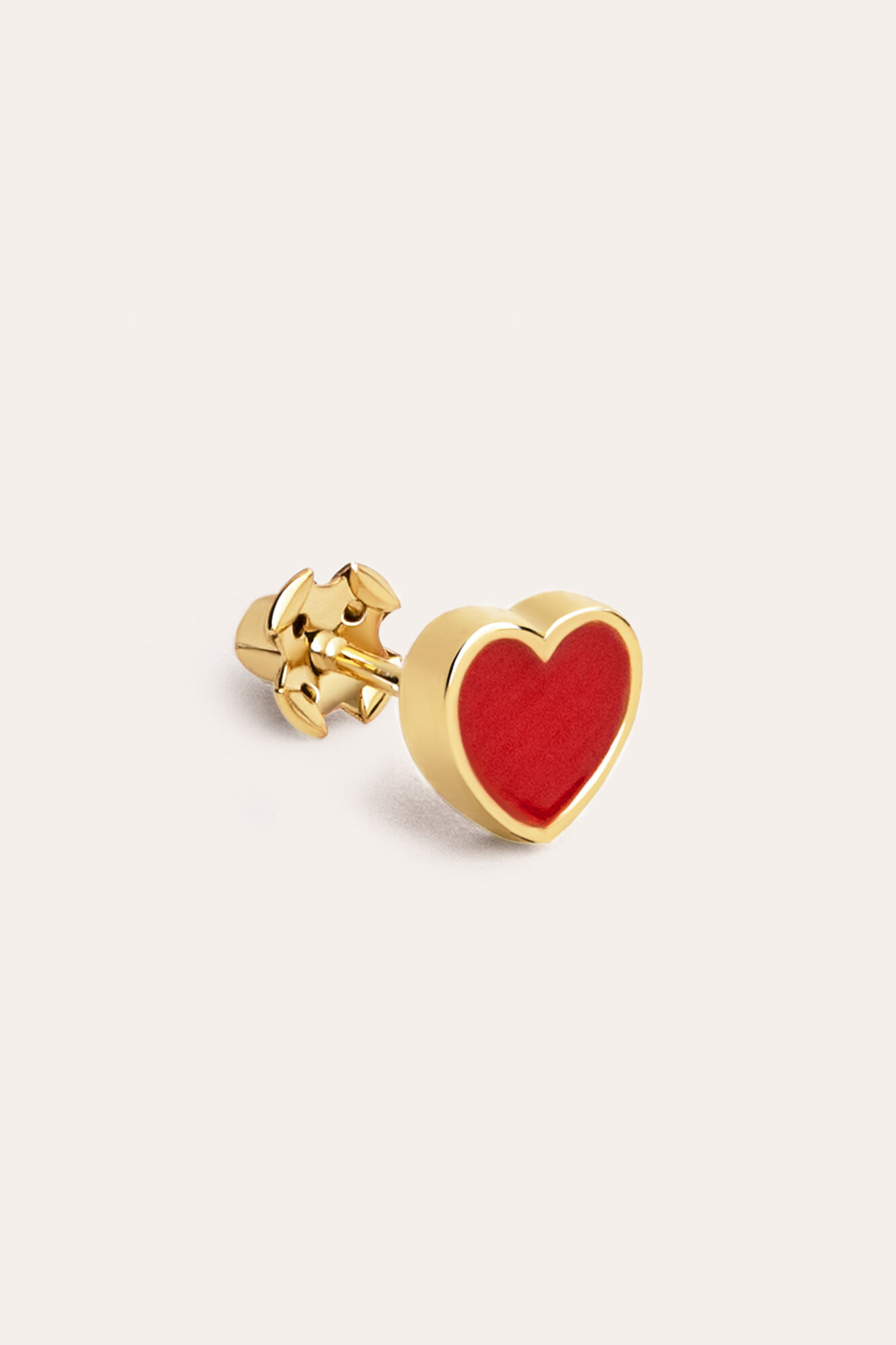 Brinco de coração solto com esmalte vermelho, banhado a prata e ouro.