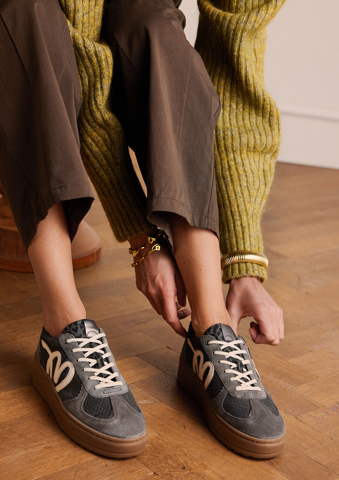Grijze suède sneakers