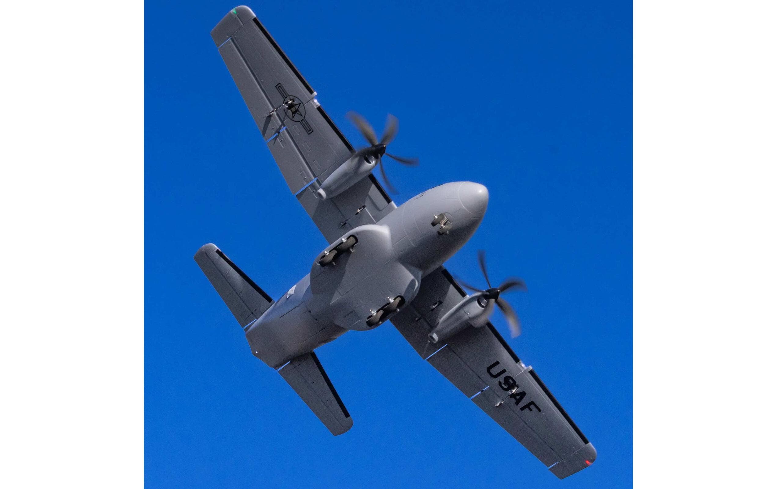Transportflugzeug EC-1500 Twin 1.5 m BNF Basic<br>2-Motoriges Frachtflugzeug mit Spektrum Technik