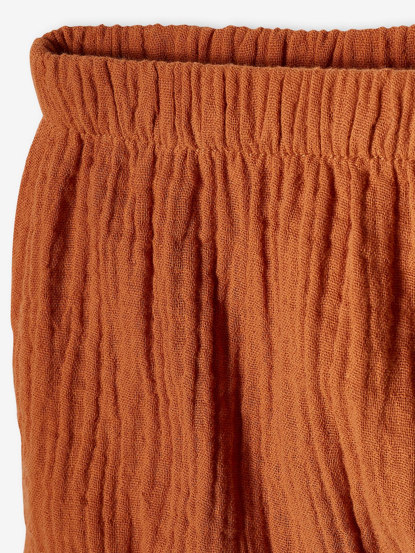 Conjunto para recém-nascido composto por camiseta e shorts para ocasiões formais, na cor marrom.