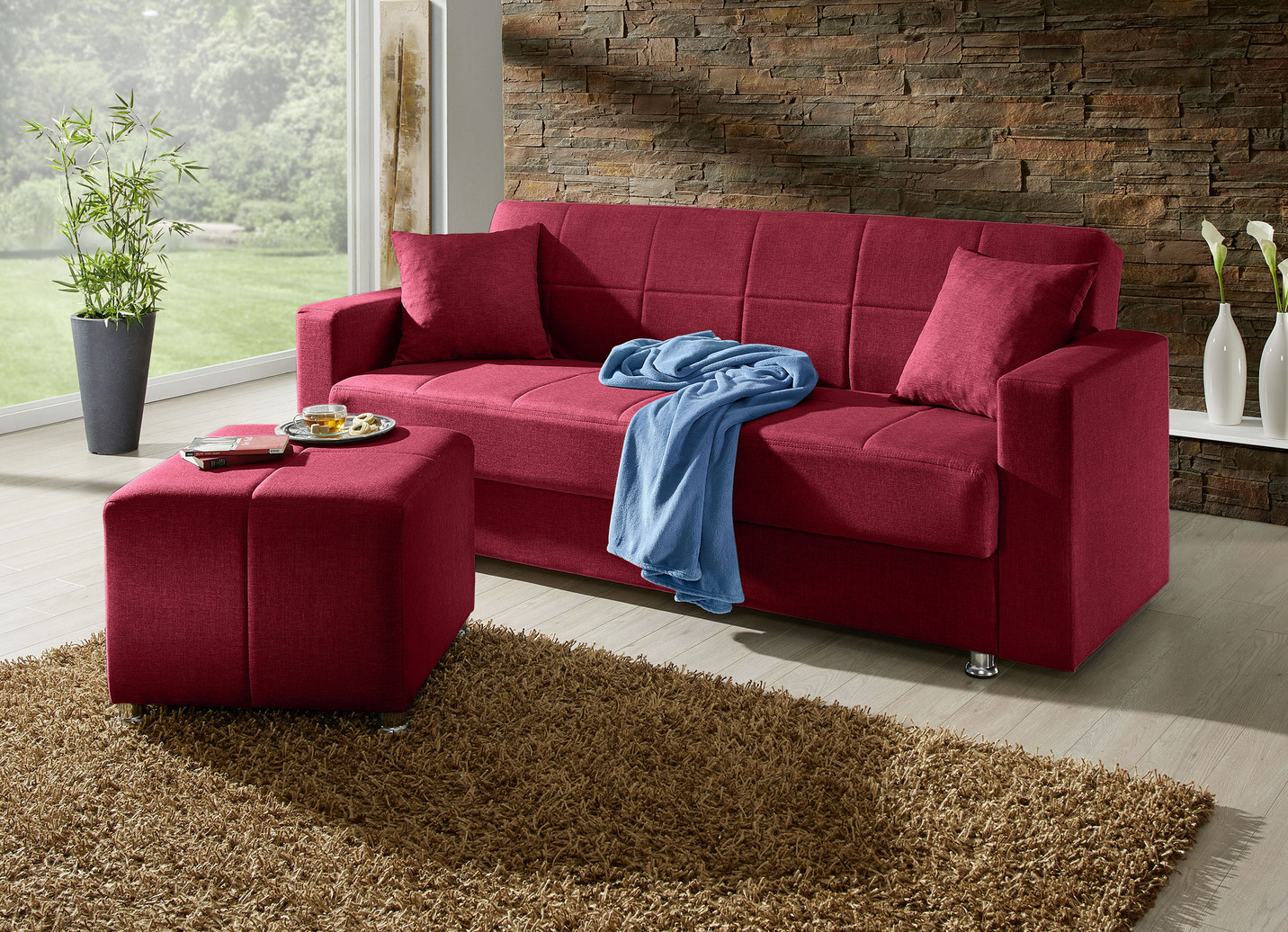 Klick-Klack-Sofa mit Hocker und Dekokissen