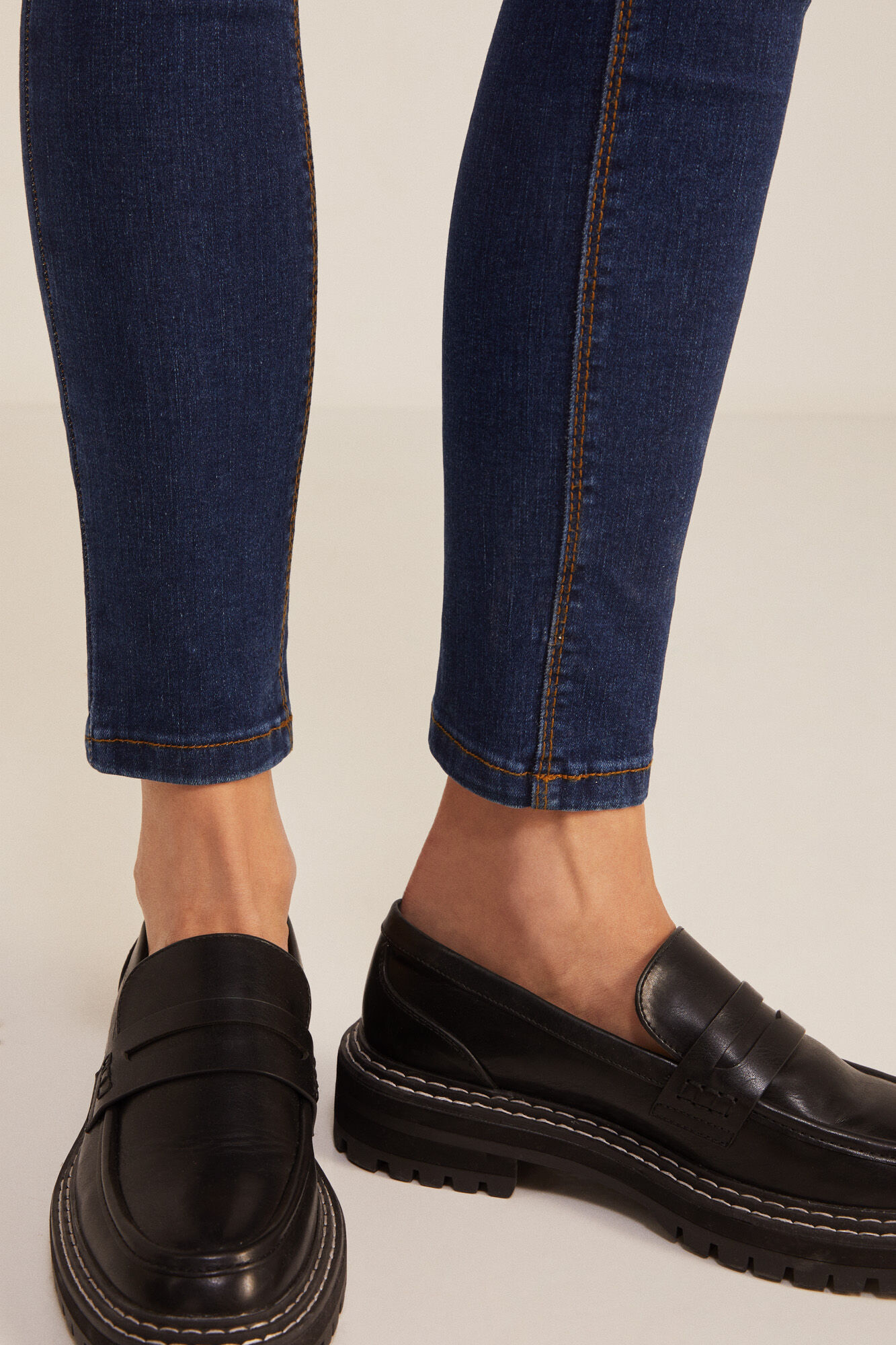 Calça jeans slim, lavagem sustentável