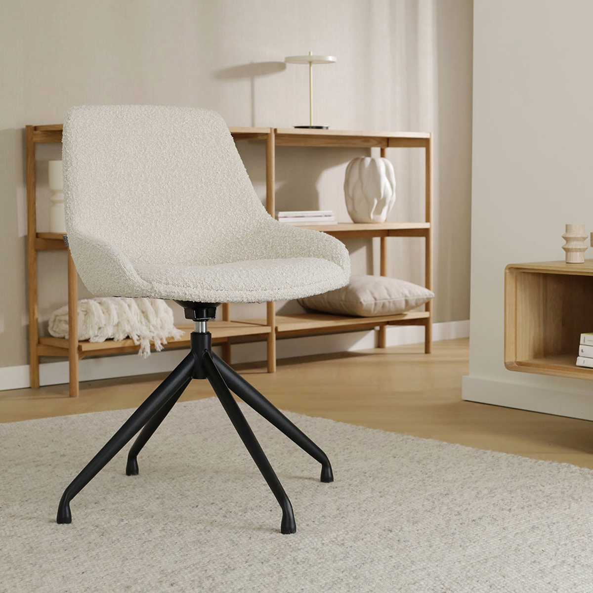 Eetkamerstoel Nola-Isa bouclé beige - zwart onderstel