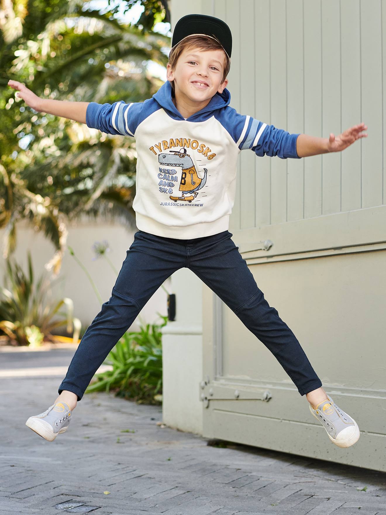 Moletom azul com estampa gráfica e mangas raglan para meninos