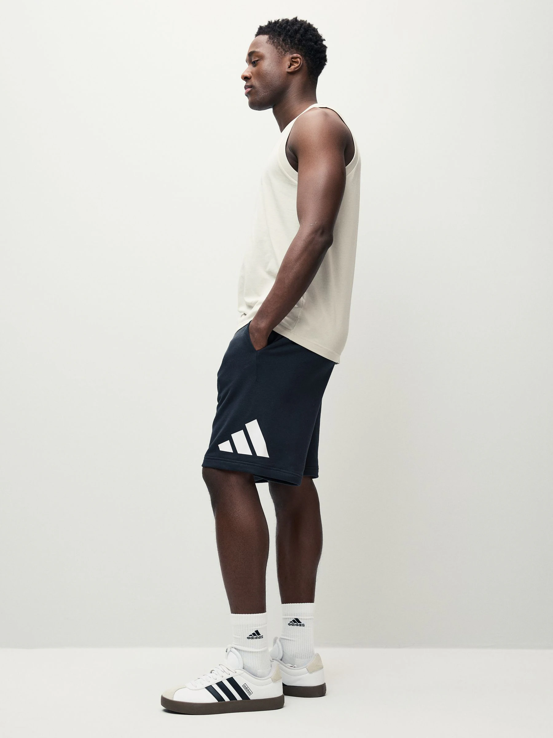 Zwart - adidas Essentials short van badstof met groot logo