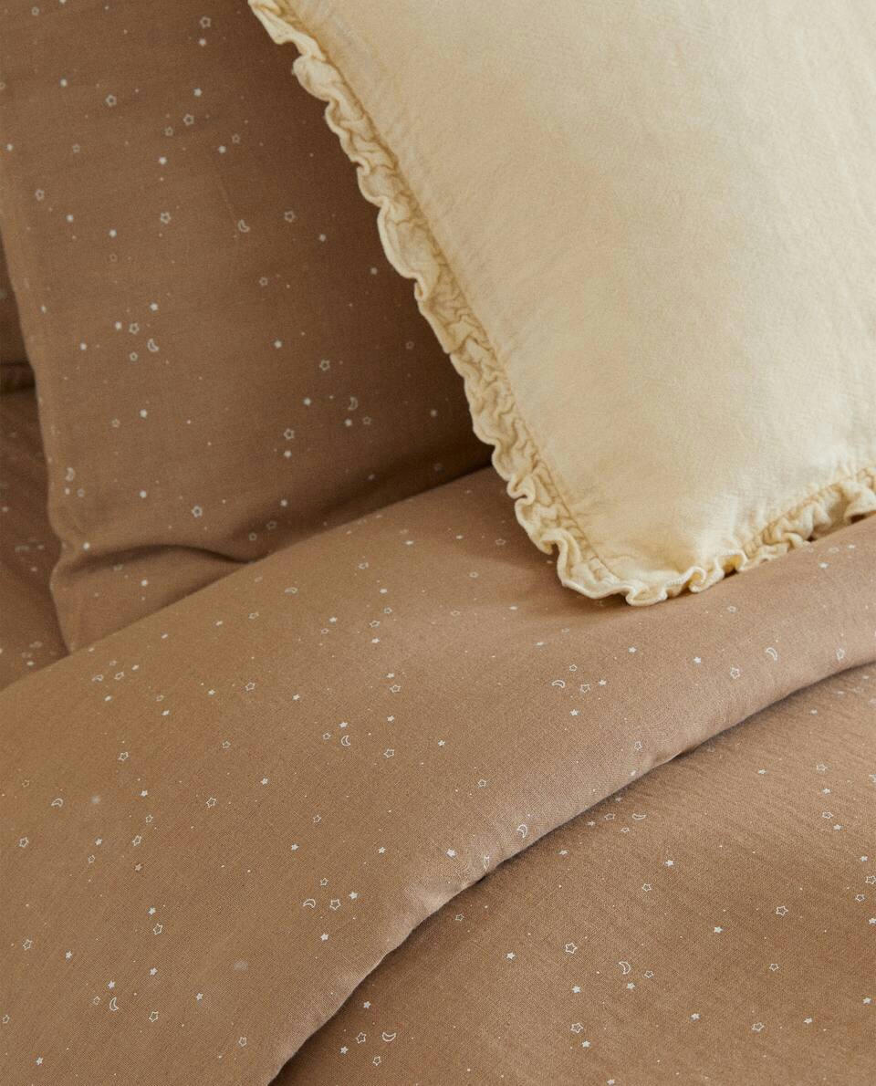 CAPA DE EDREDOM COM ESTAMPA DE LUAS E ESTRELAS