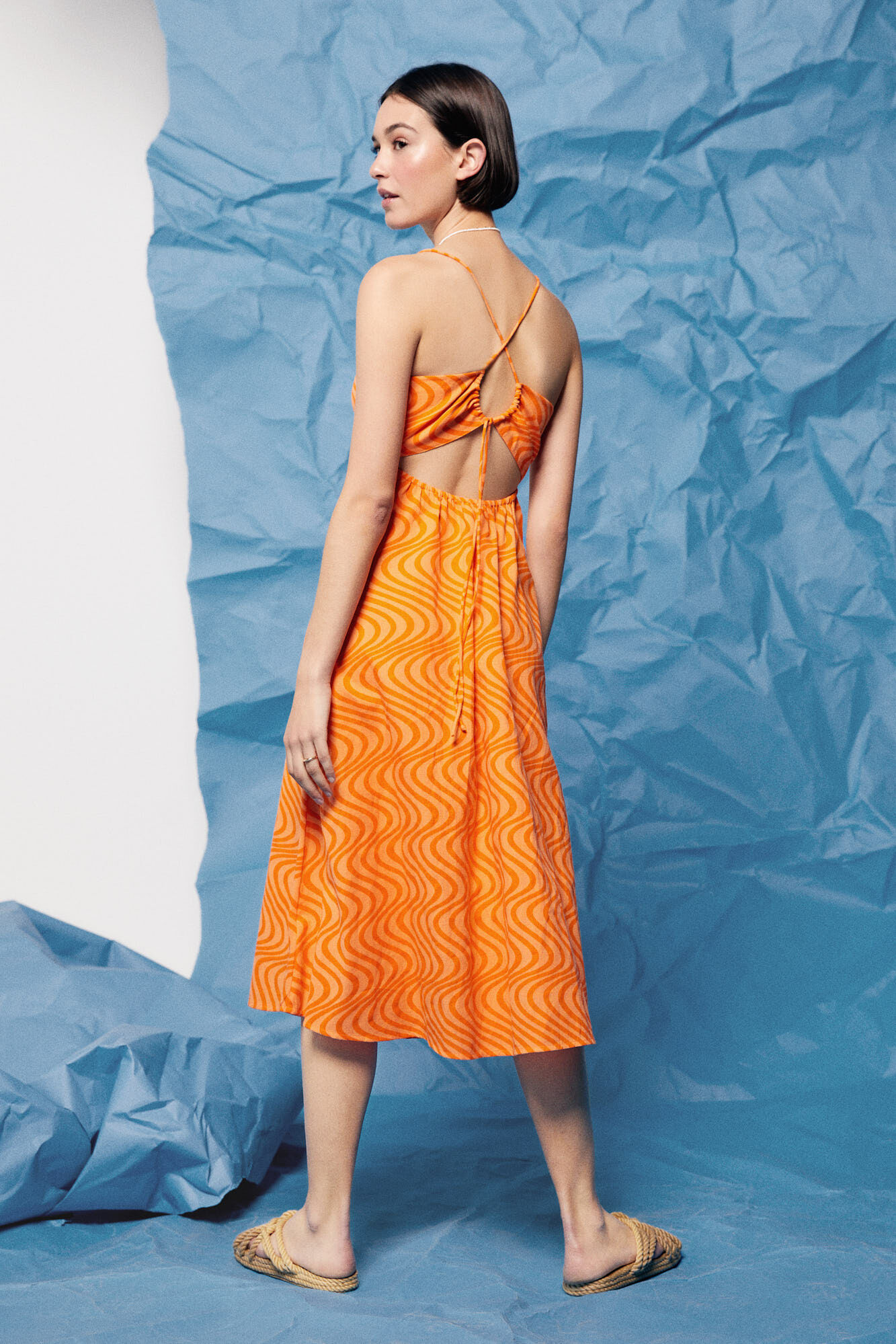 Vestido midi com recorte nas costas, em linho e algodão - Laranja