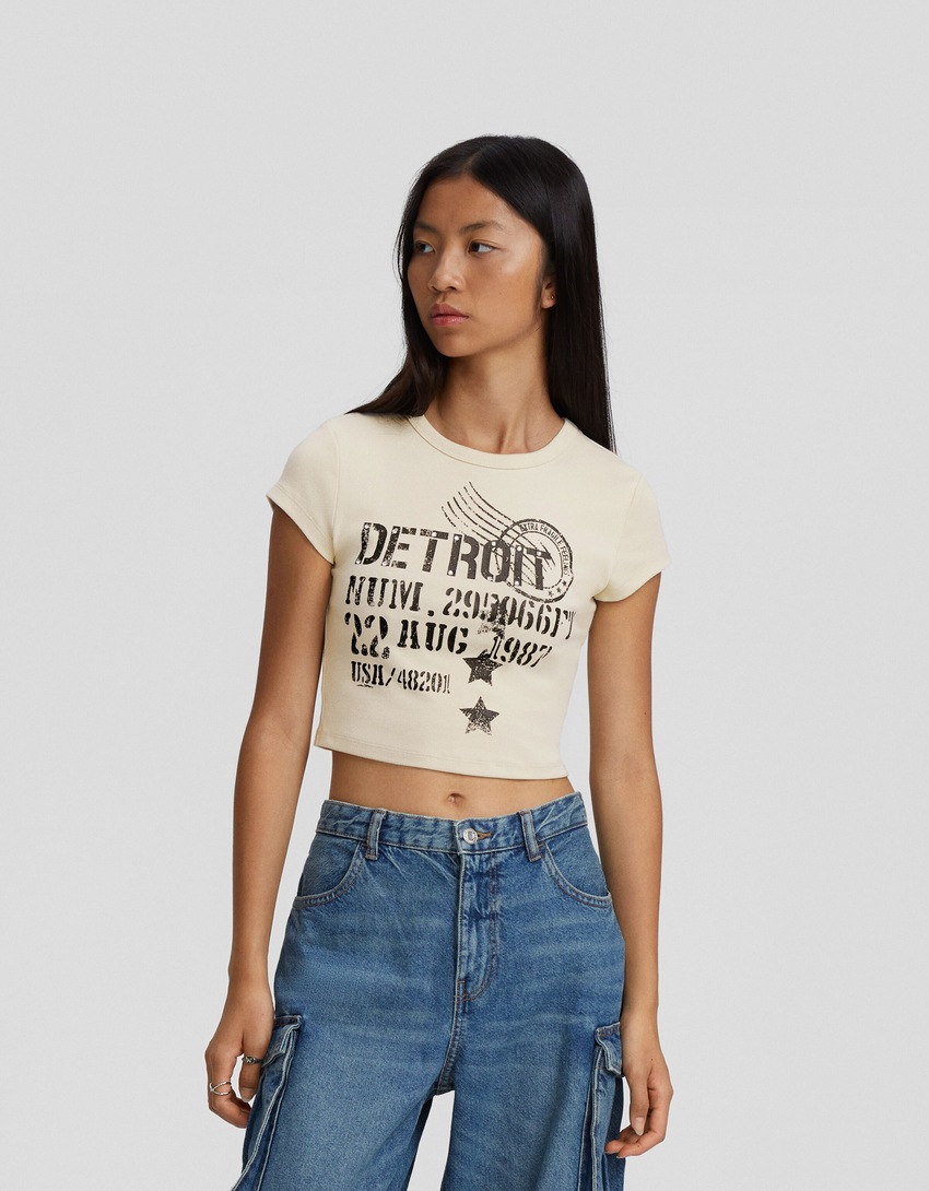 Camiseta de manga curta com estampa e modelagem ajustada