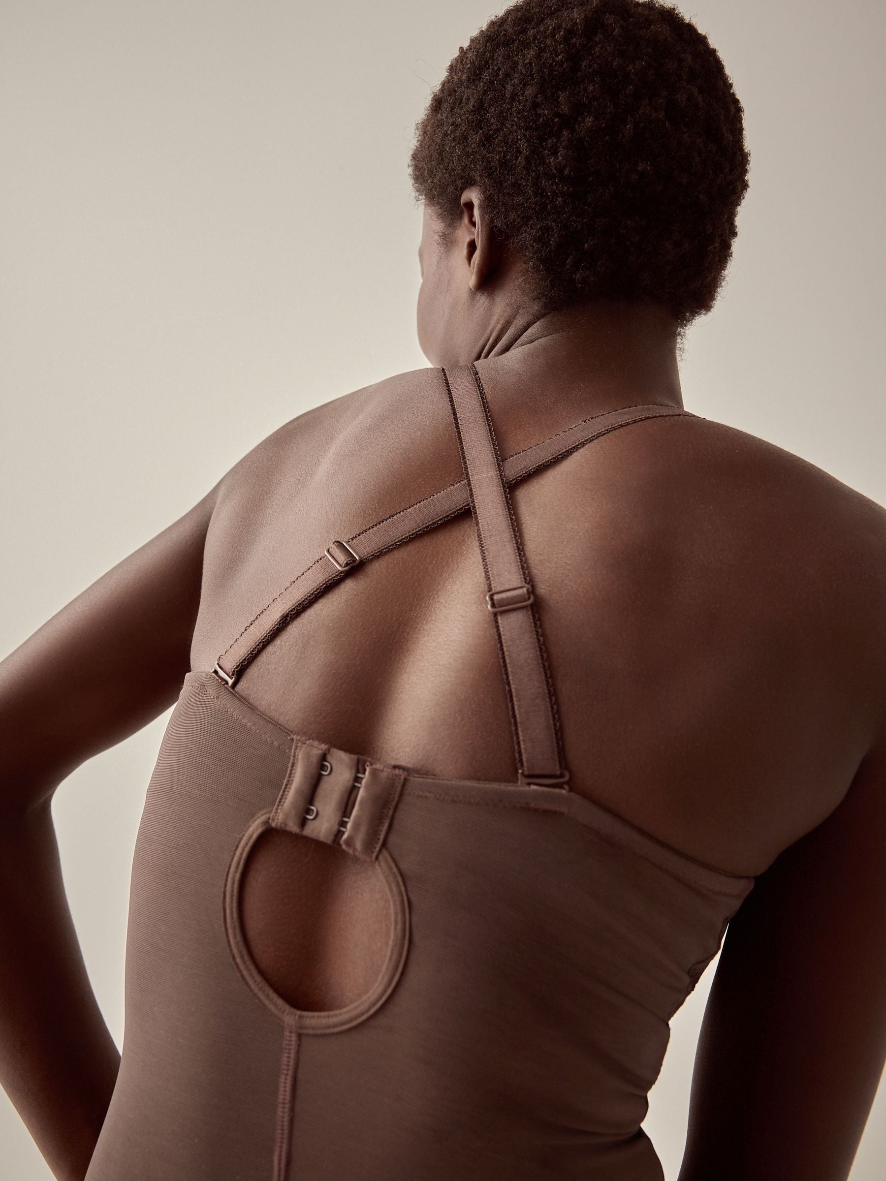 Chocolade nude - DD+ kanten tummy control body met lichte vulling