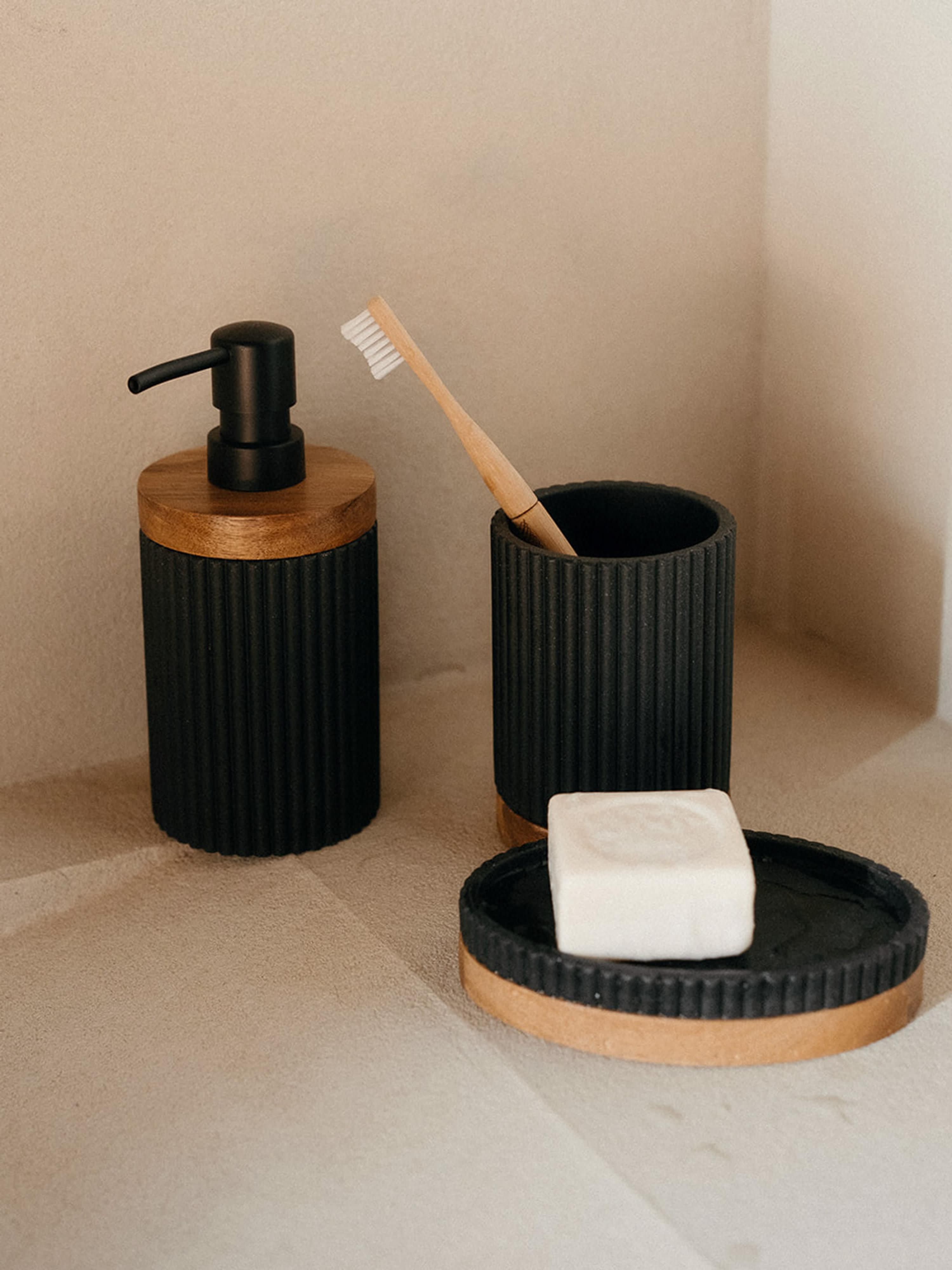 Zeepdispenser Laura met houten decoratie