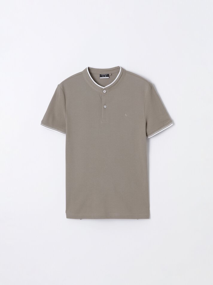 Camisa polo com gola mandarim bordada - Marrom claro