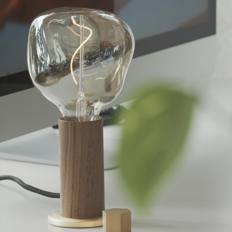 Tala LED Knuckle tafellamp met Voronoi lichtbron zwart eiken