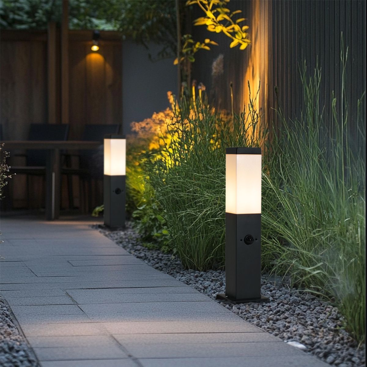 Buitenlamp donkergrijs met opaal glas 45cm IP44 met stopcontact en bewegingssensor - Malios