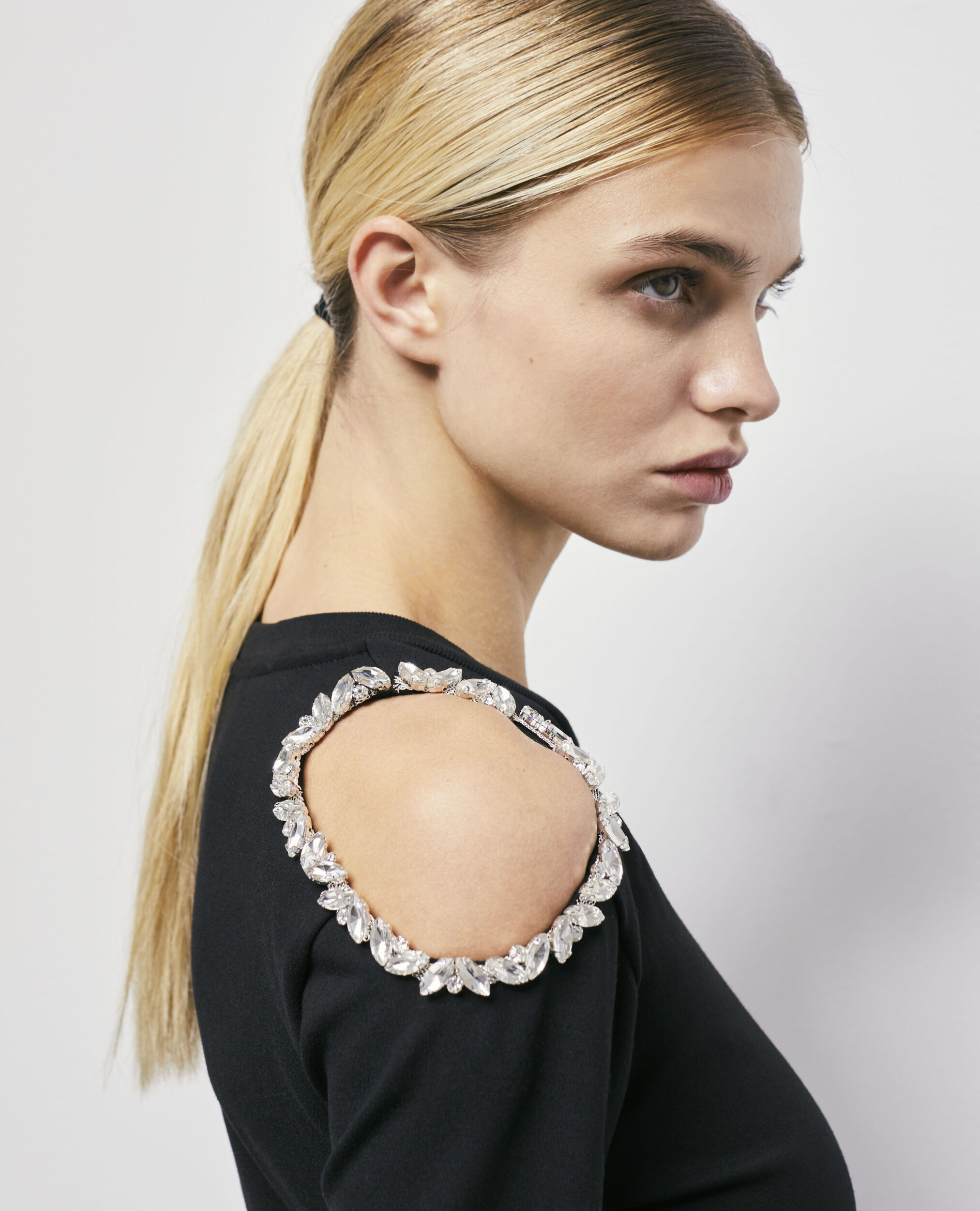 Robe courte détails épaules noire