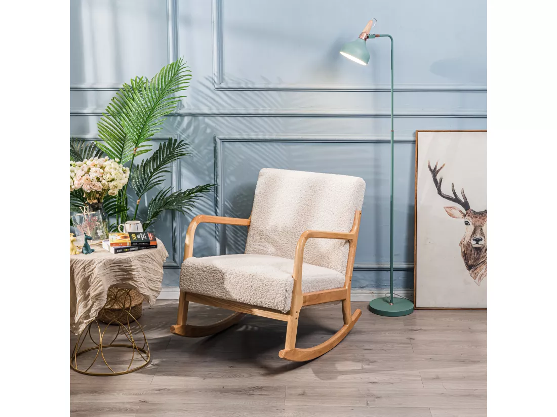 Rocking chair en bois massif et bouclettes blanches