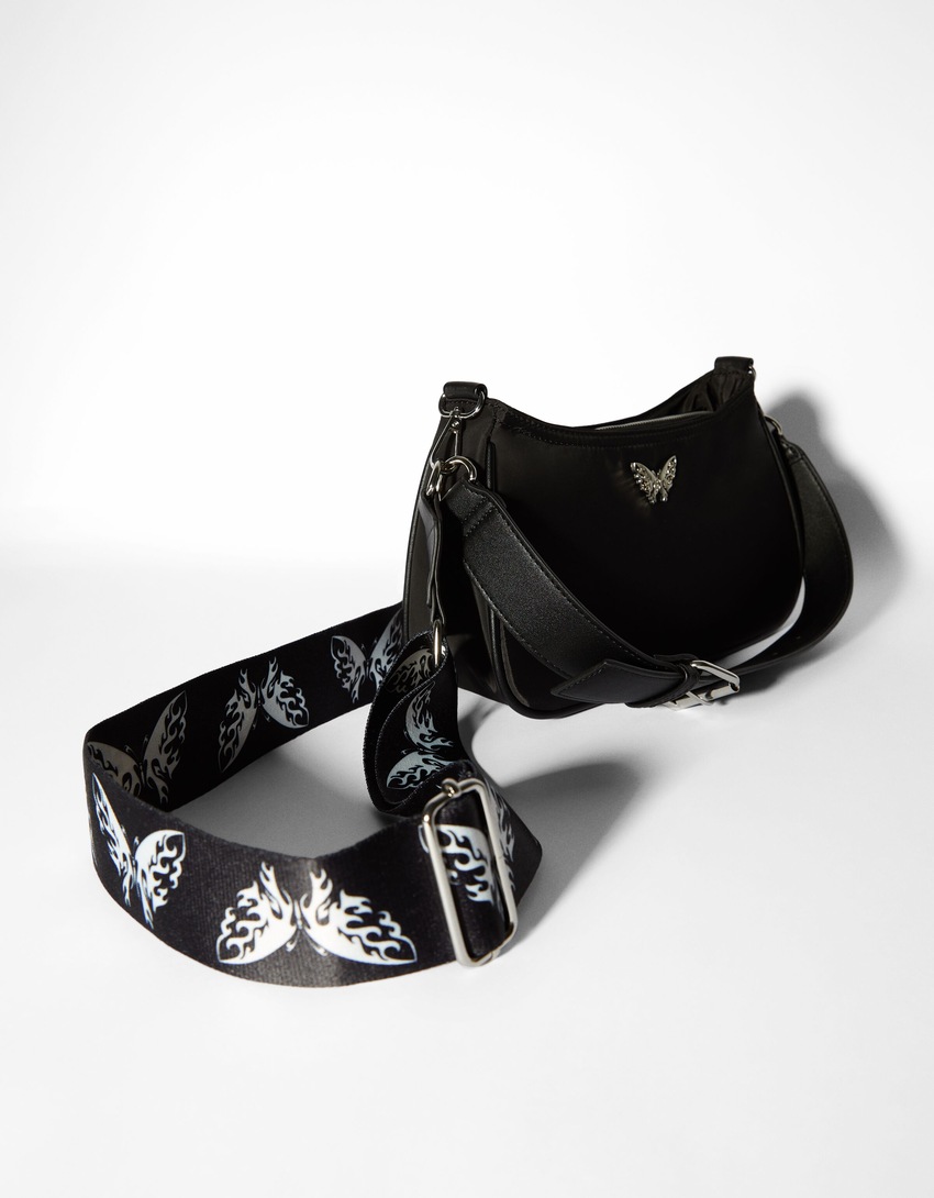 Bolsa transversal com detalhe de borboleta