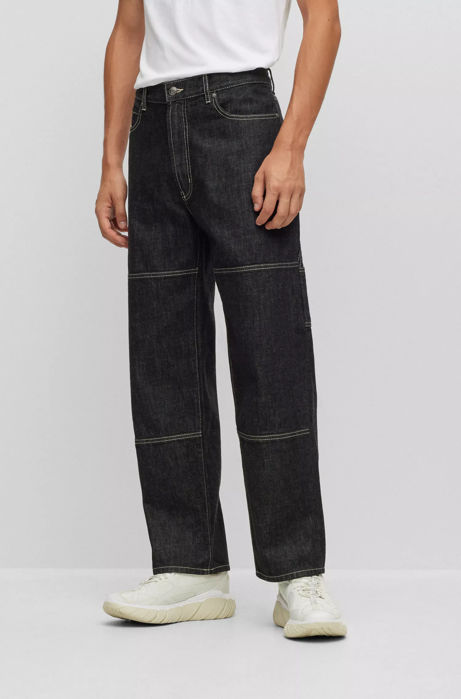 Calça jeans HUGO vermelha, modelagem folgada, em denim japonês rígido preto.