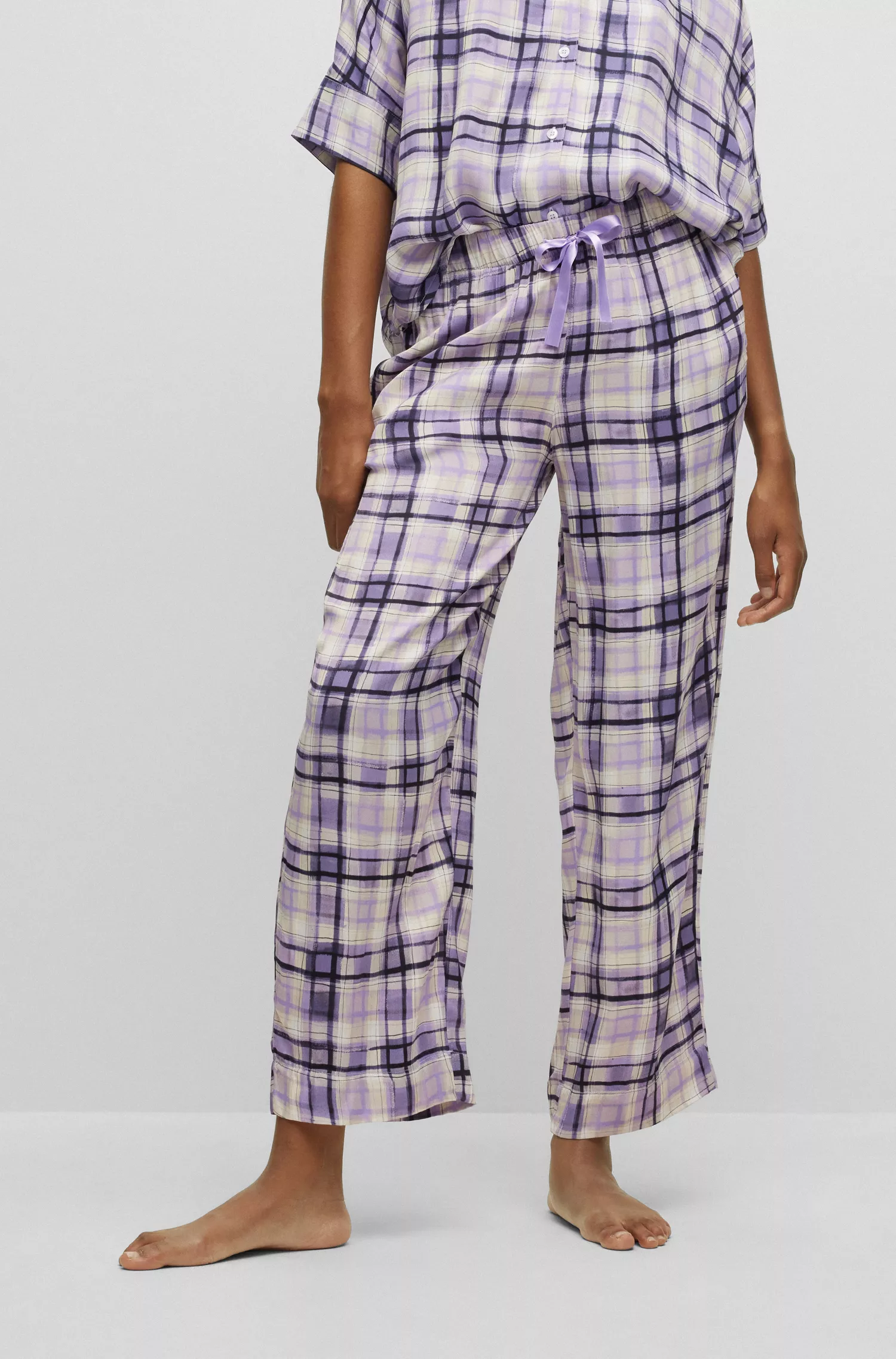 Calça de pijama HUGO em cetim vermelho com estampa xadrez por toda a peça.