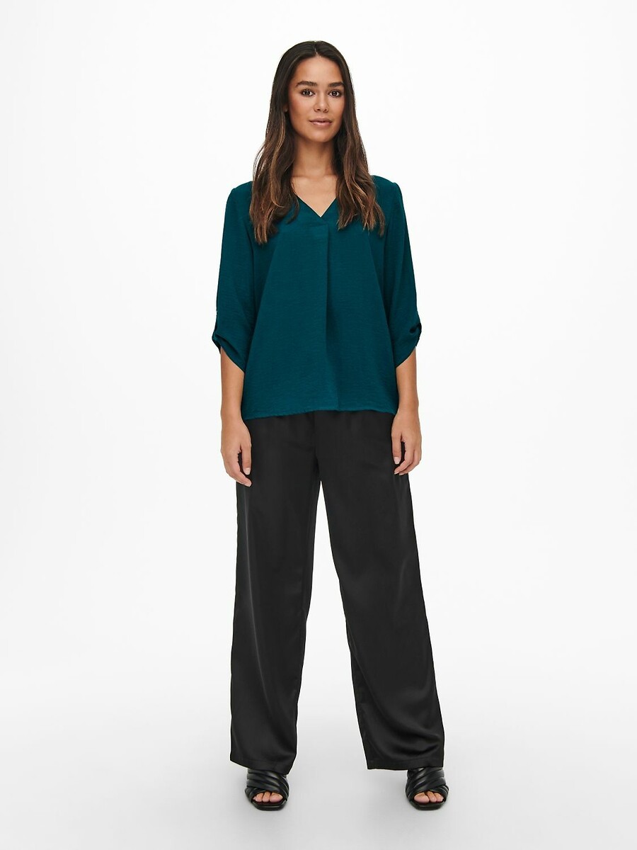 Blusa JDY com mangas 3/4 e decote em V.