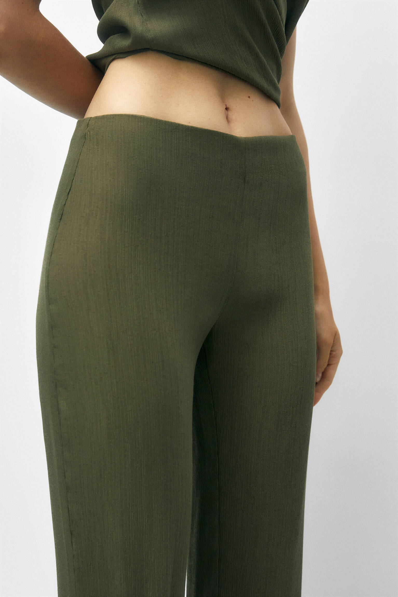 CALÇA RETA COM PREGAS - CÁQUI