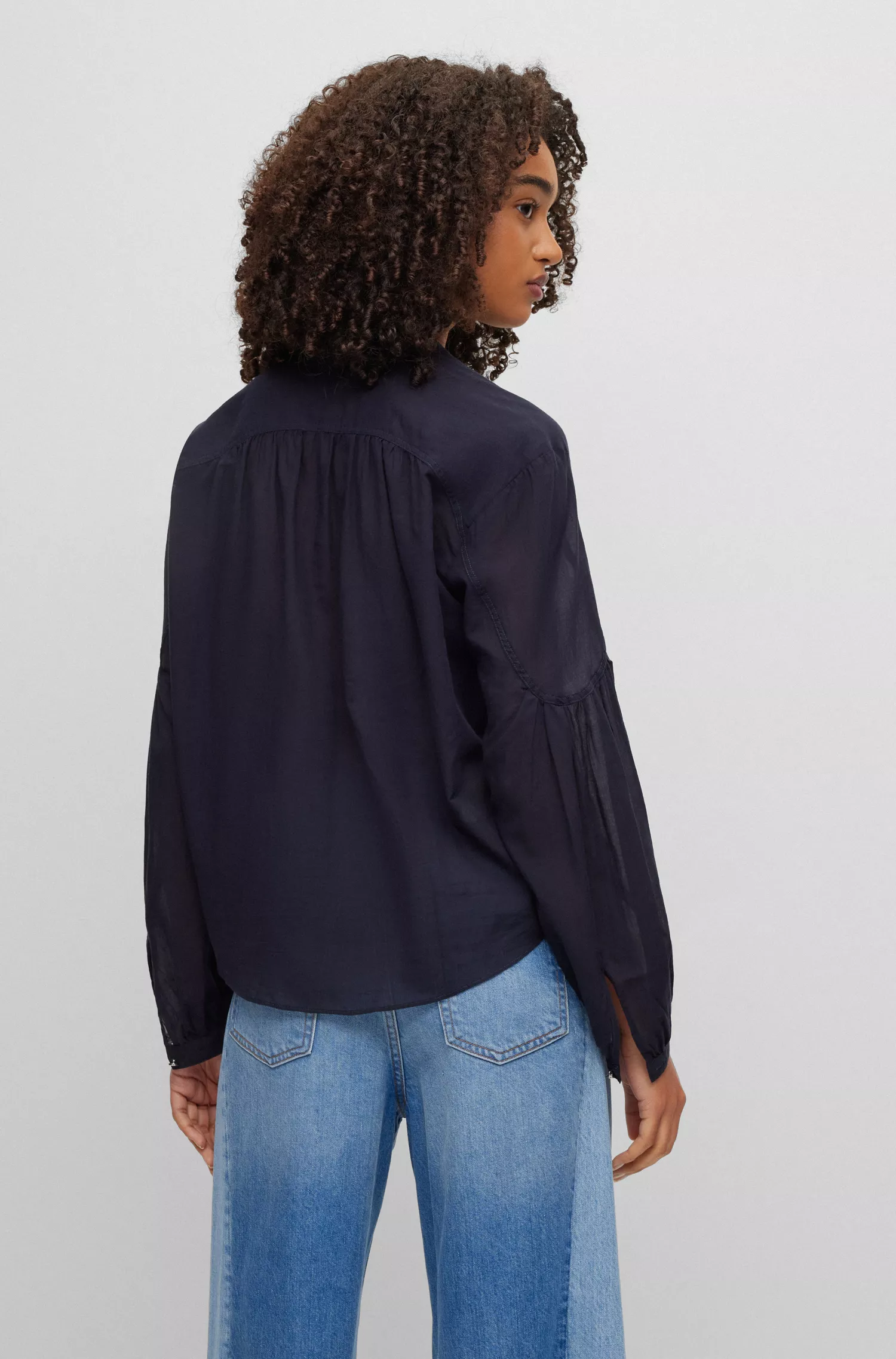 Blusa BOSS preta, modelagem relaxada e sem gola, em voile de algodão.