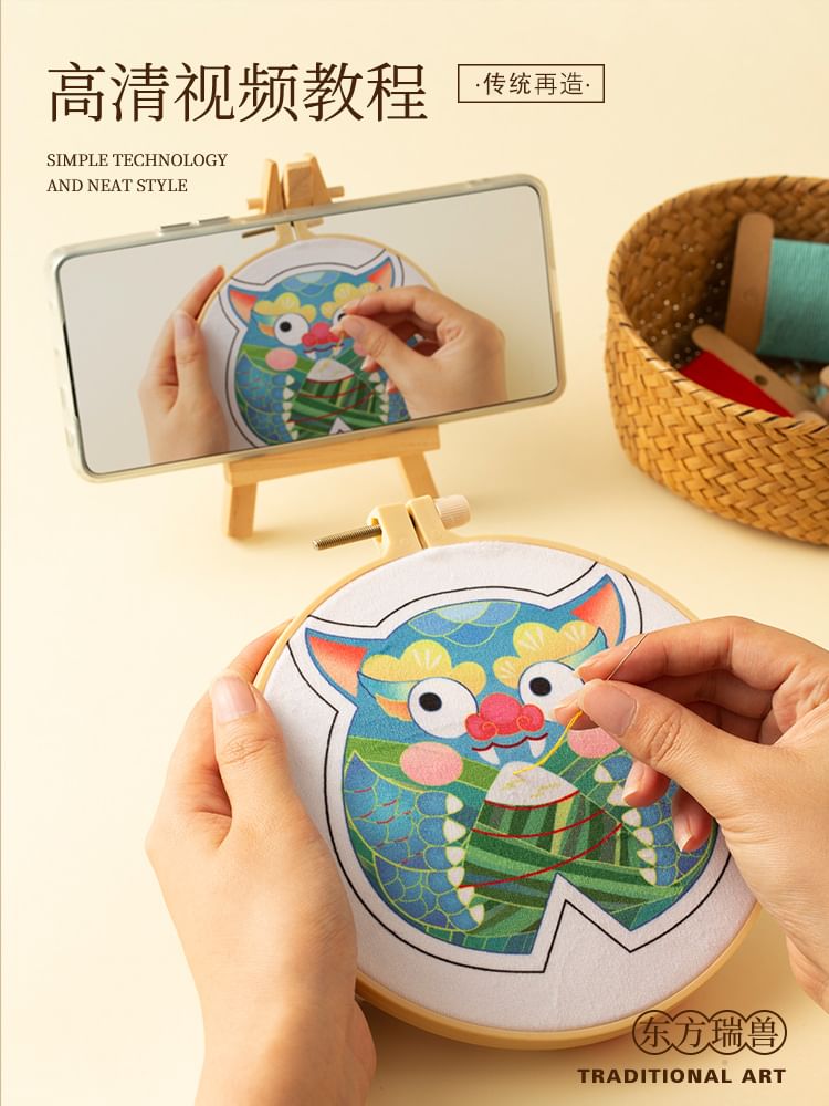 Embroidery Kingdom - DIY borduurpakket met hangende decoratie in de vorm van een draak (verschillende ontwerpen)