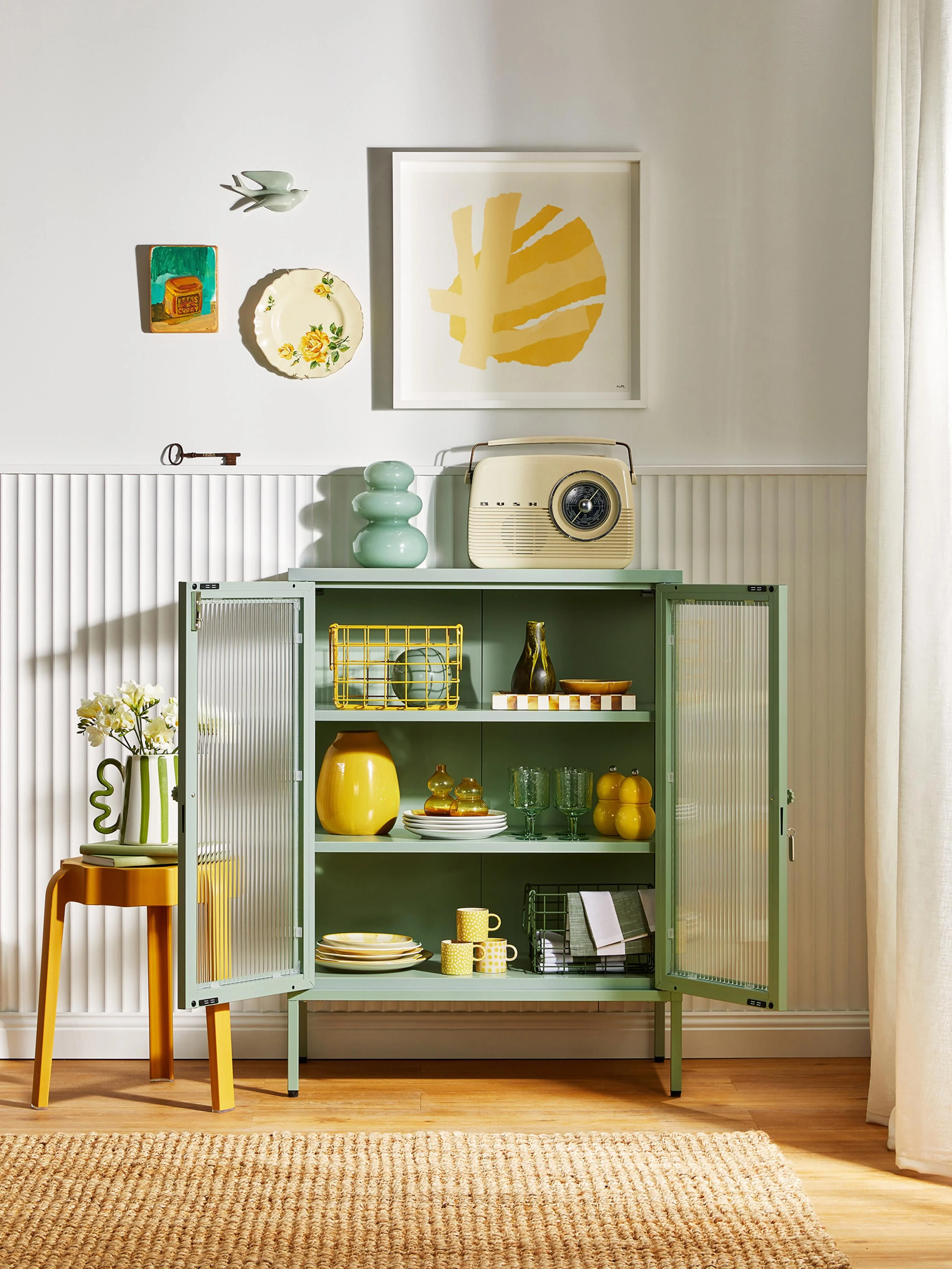 Metalen vitrinekast The Mixer met geribbeld glas