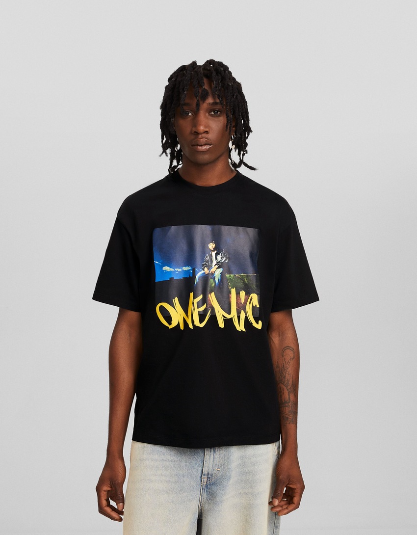Camiseta de manga curta com estampa Nas e modelagem quadrada.
