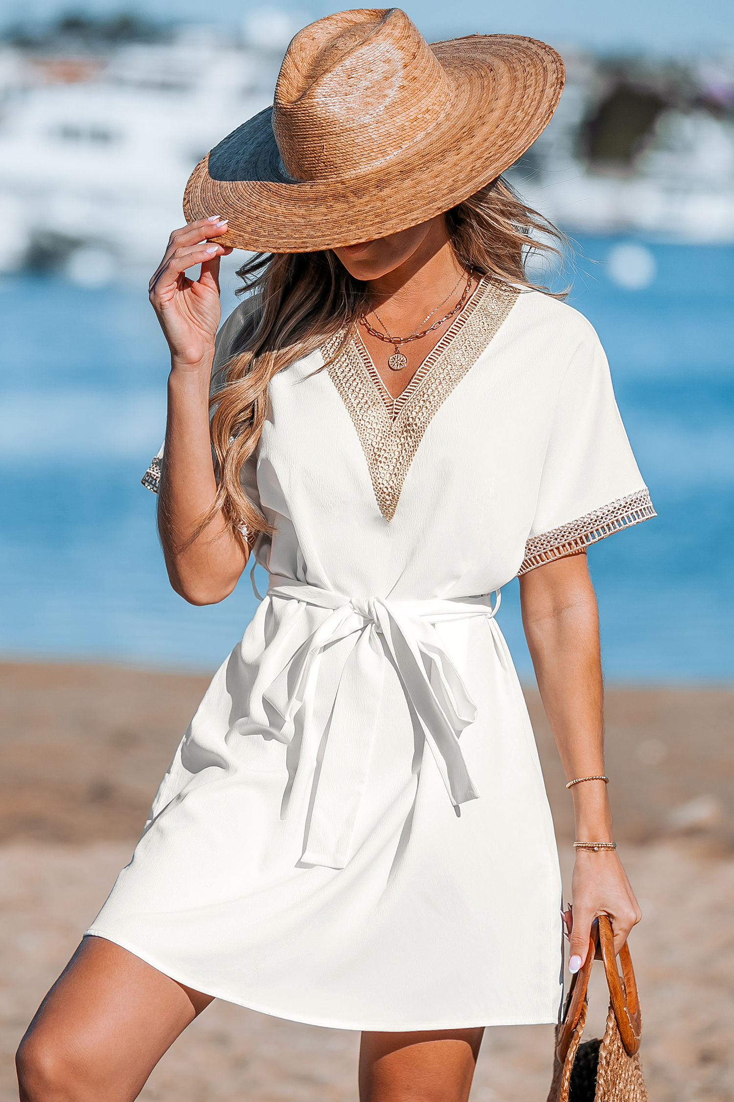 Robe mini avec col en V à bordures décoratives
