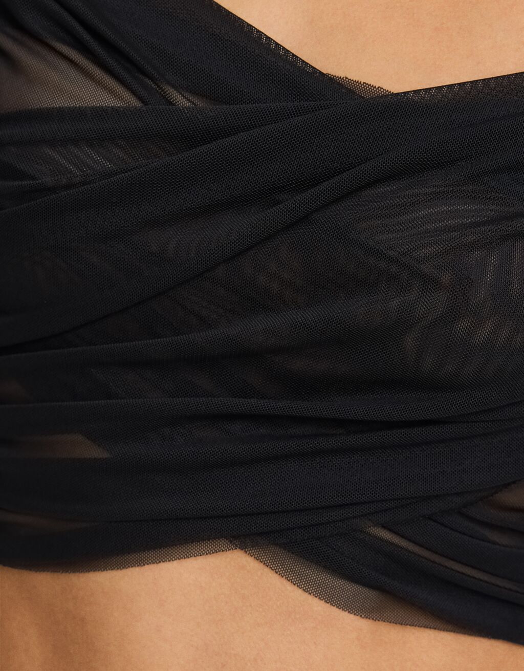 Camiseta de manga comprida com detalhe drapeado em tule cruzado