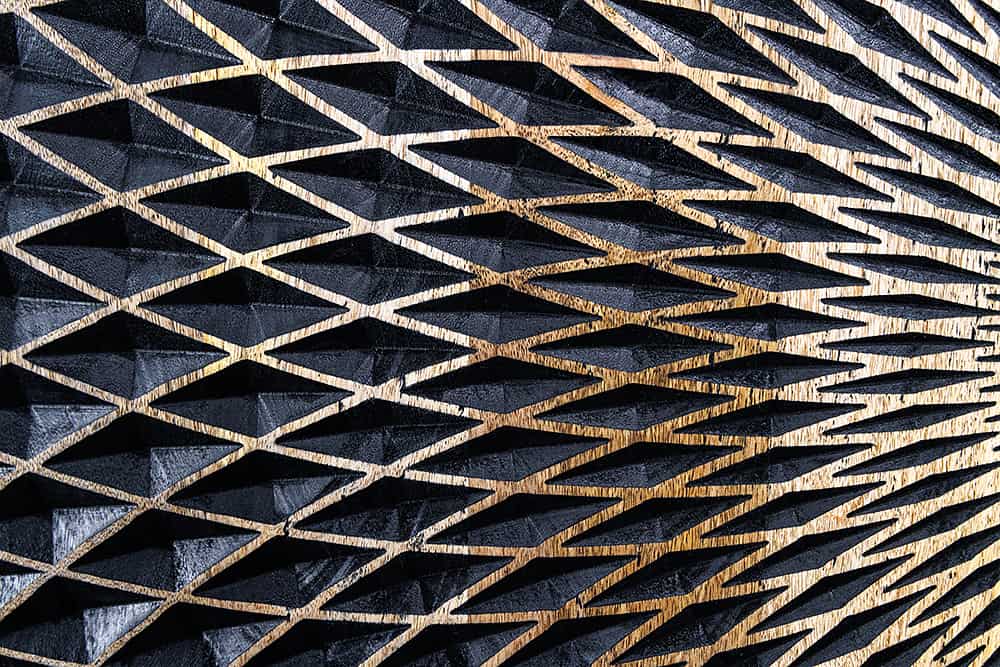 Design Sideboard ILLUSION 180cm schwarz Mangoholz Massivholz mit 3D Schnitzereien gold Eisen Metallgestell