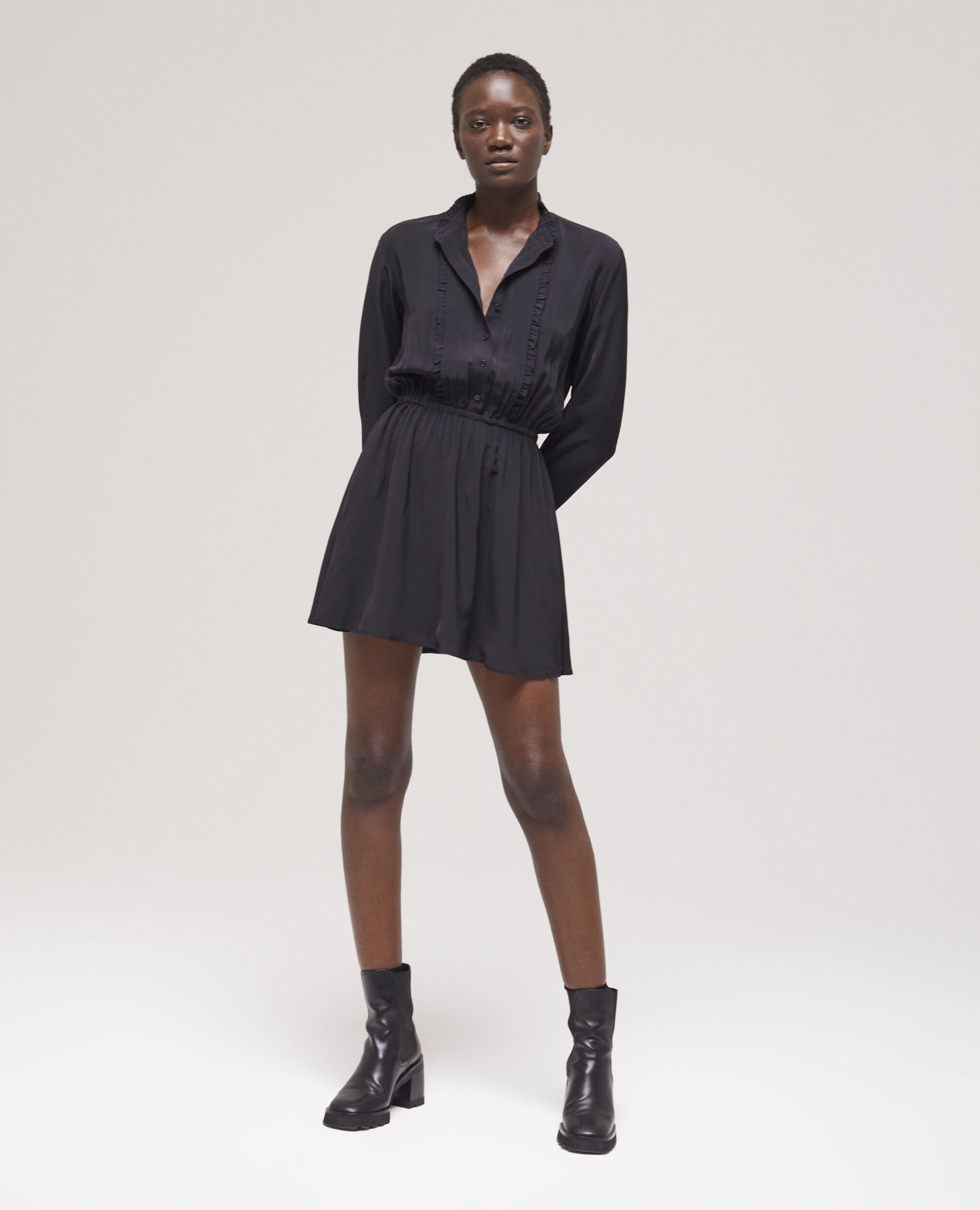 Robe courte décolletée noire