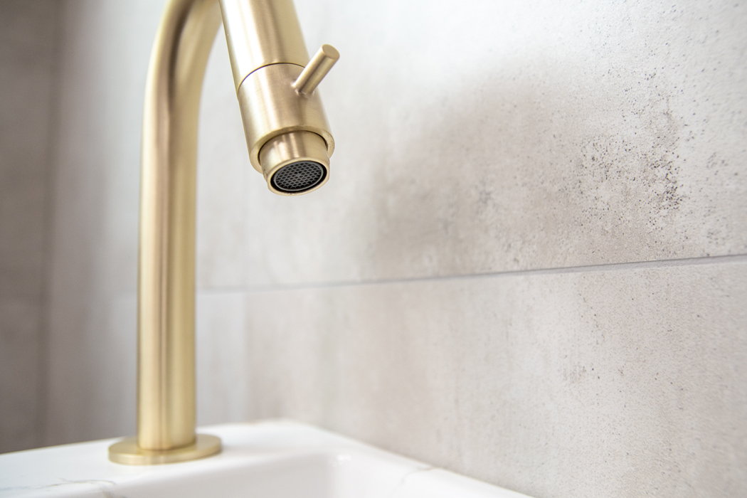 Mueller Mini Apa fonteinset links met wit marmeren fontein en gebogen gouden kraan
