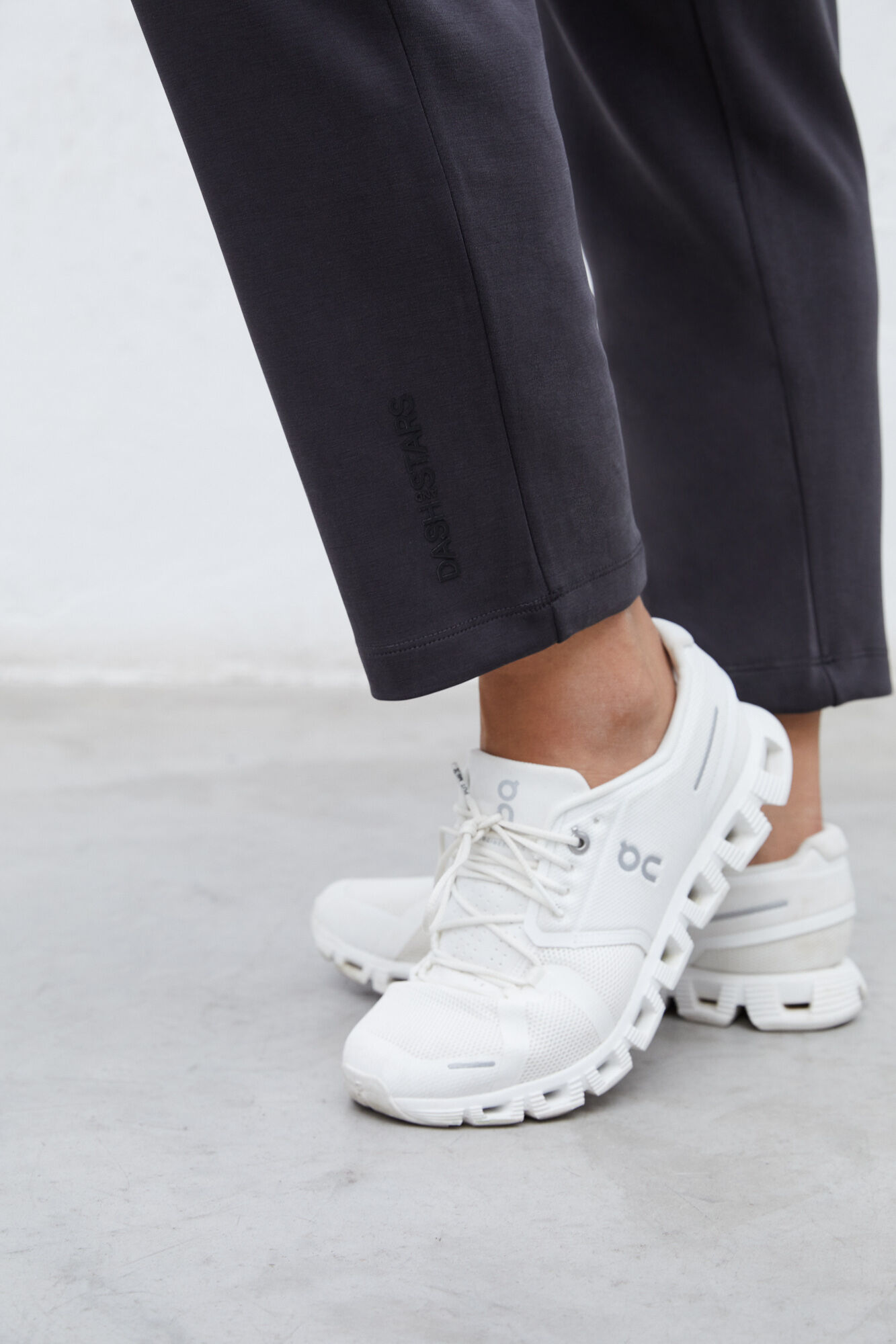 Calça jogger preta e cinza
