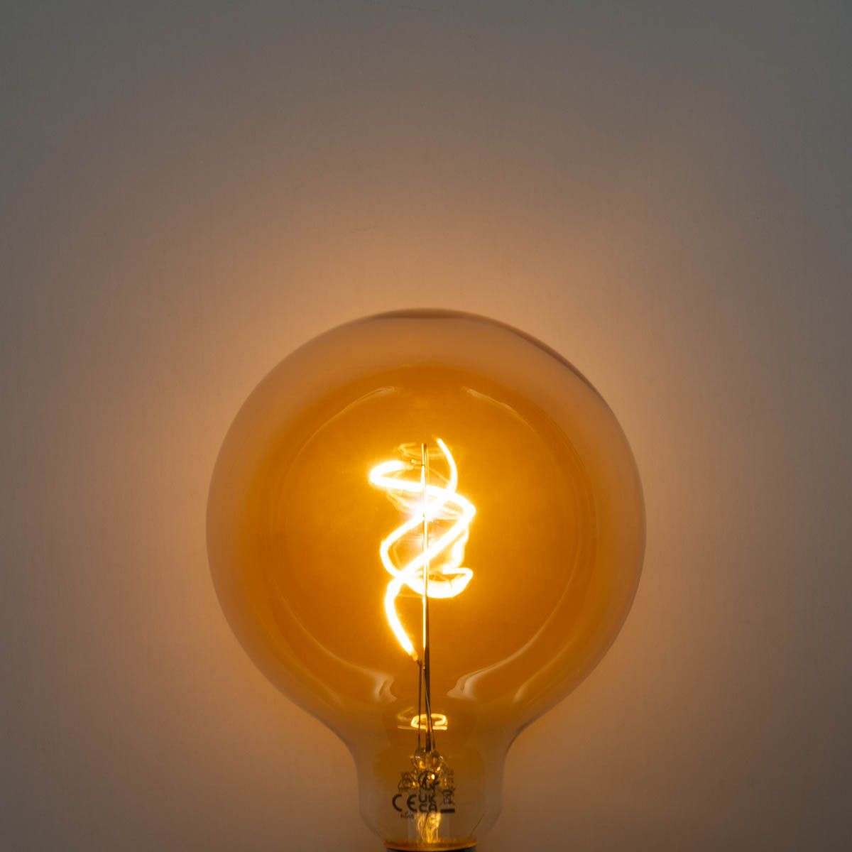 E27 dimbare LED spiraal filament goud G125 4W 270 lm 2200K