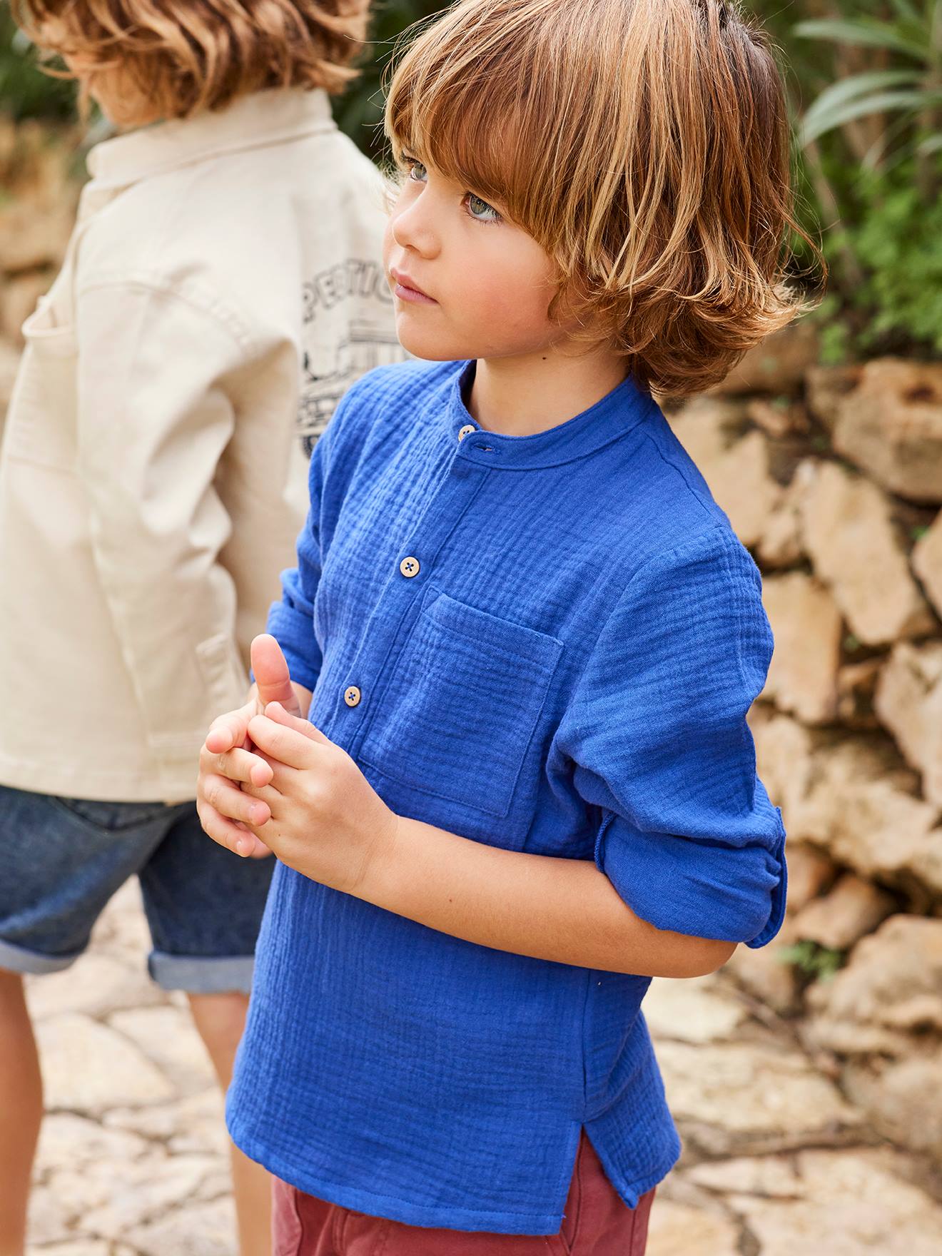 Camisa de chiffon de algodão com mangas que podem ser dobradas, para menino de pele cor de barro.