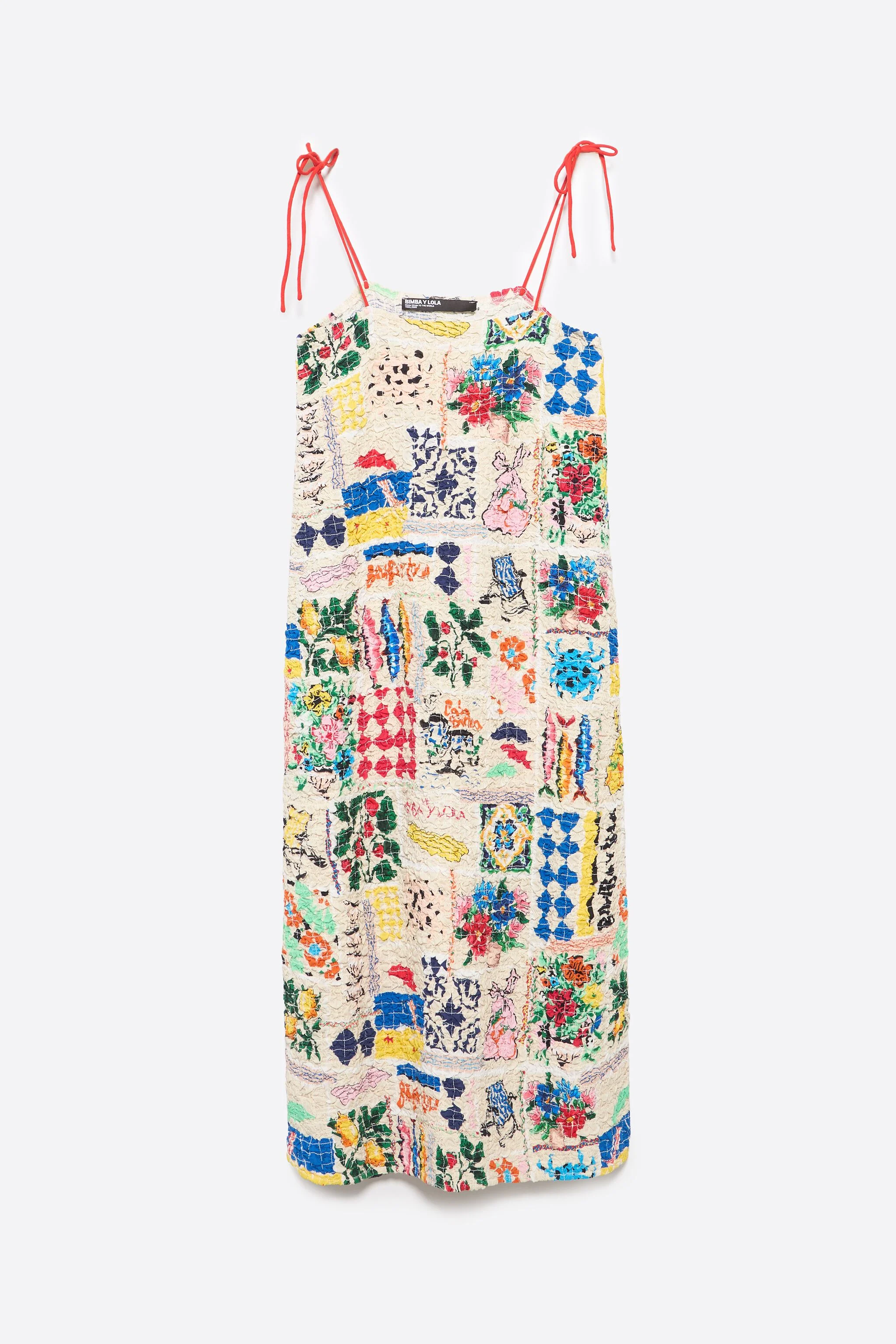 Vestido de verão com patchwork, franzido e alças finas.