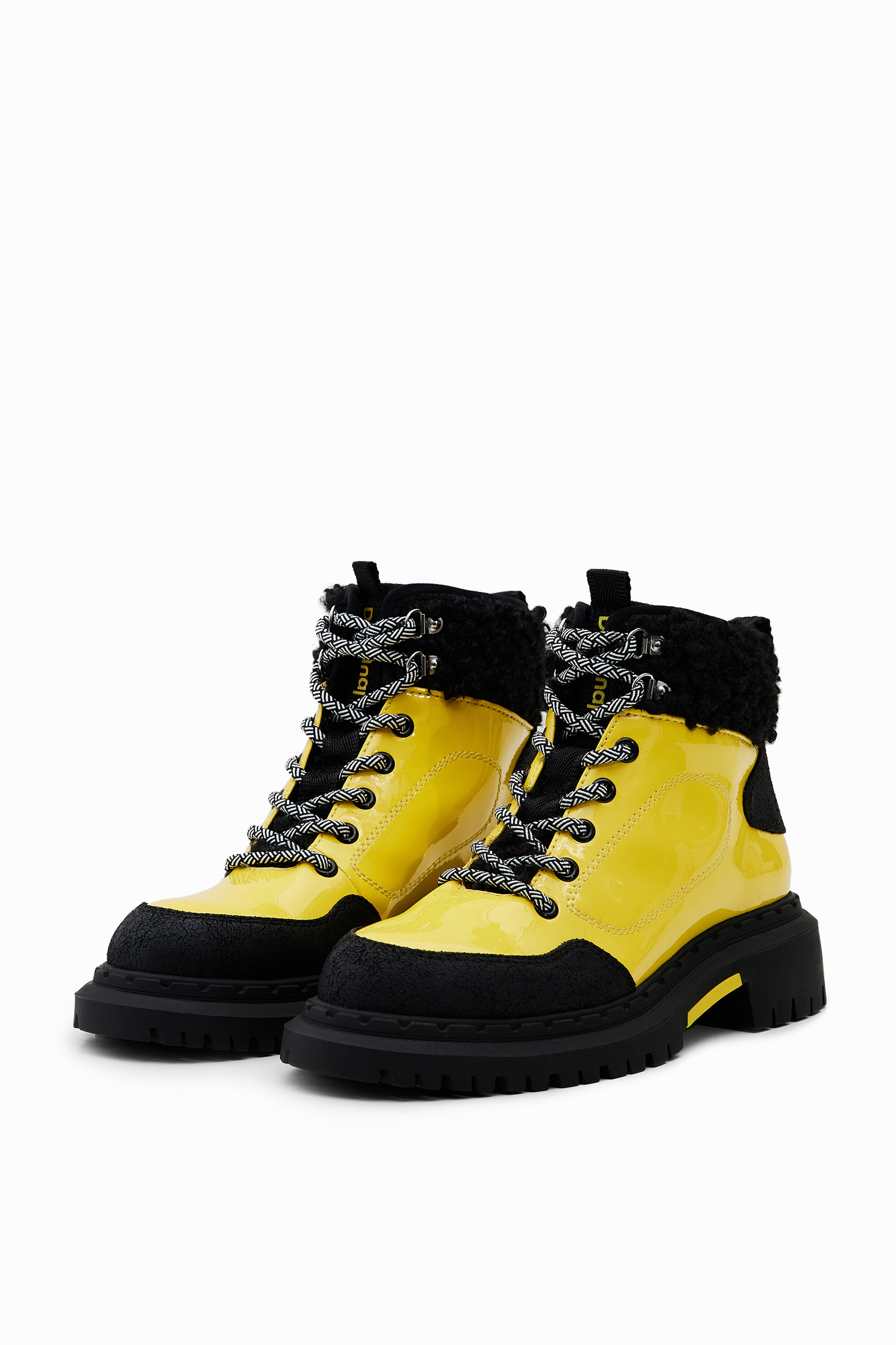 Bota trekking cordones