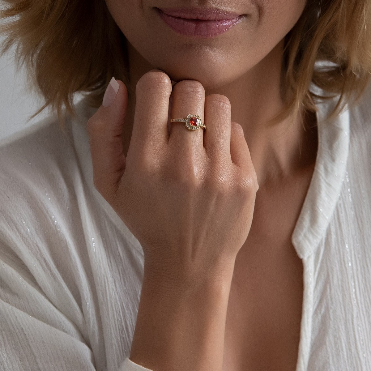 Bague plaqué or grenat synthétique centrale et cubic zirconia