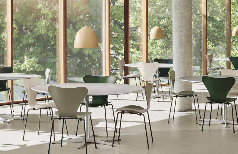Fritz Hansen Vlinderstoel stoel zwart, coloured ash white