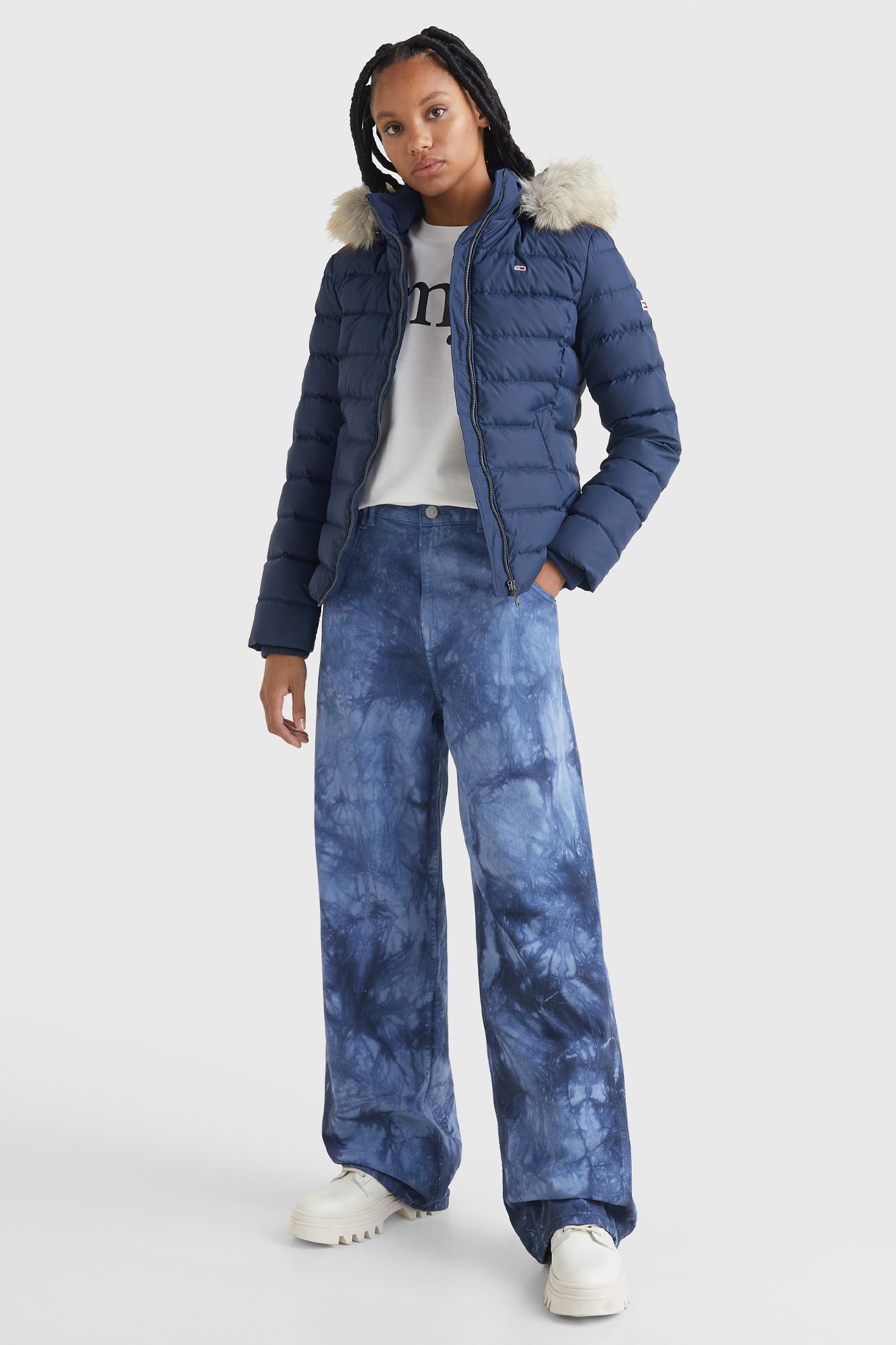 Jaqueta feminina Tommy Jeans com capuz e enchimento de plumas.