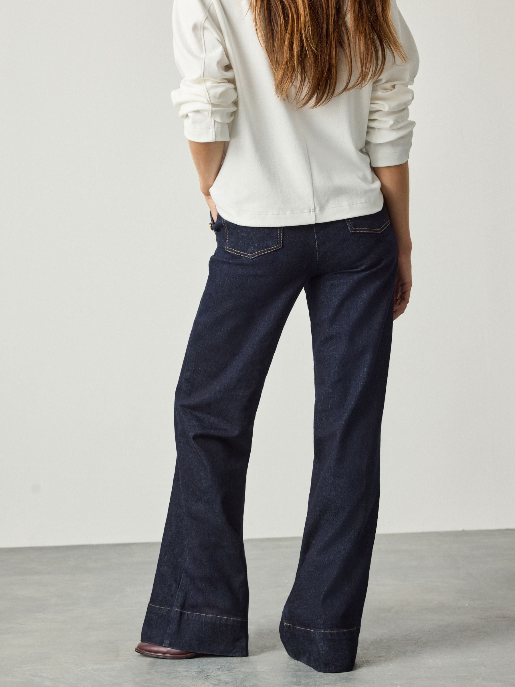 Denim-wassing - Jeans met wijde pijpen en gouden knopen aan de voorkant