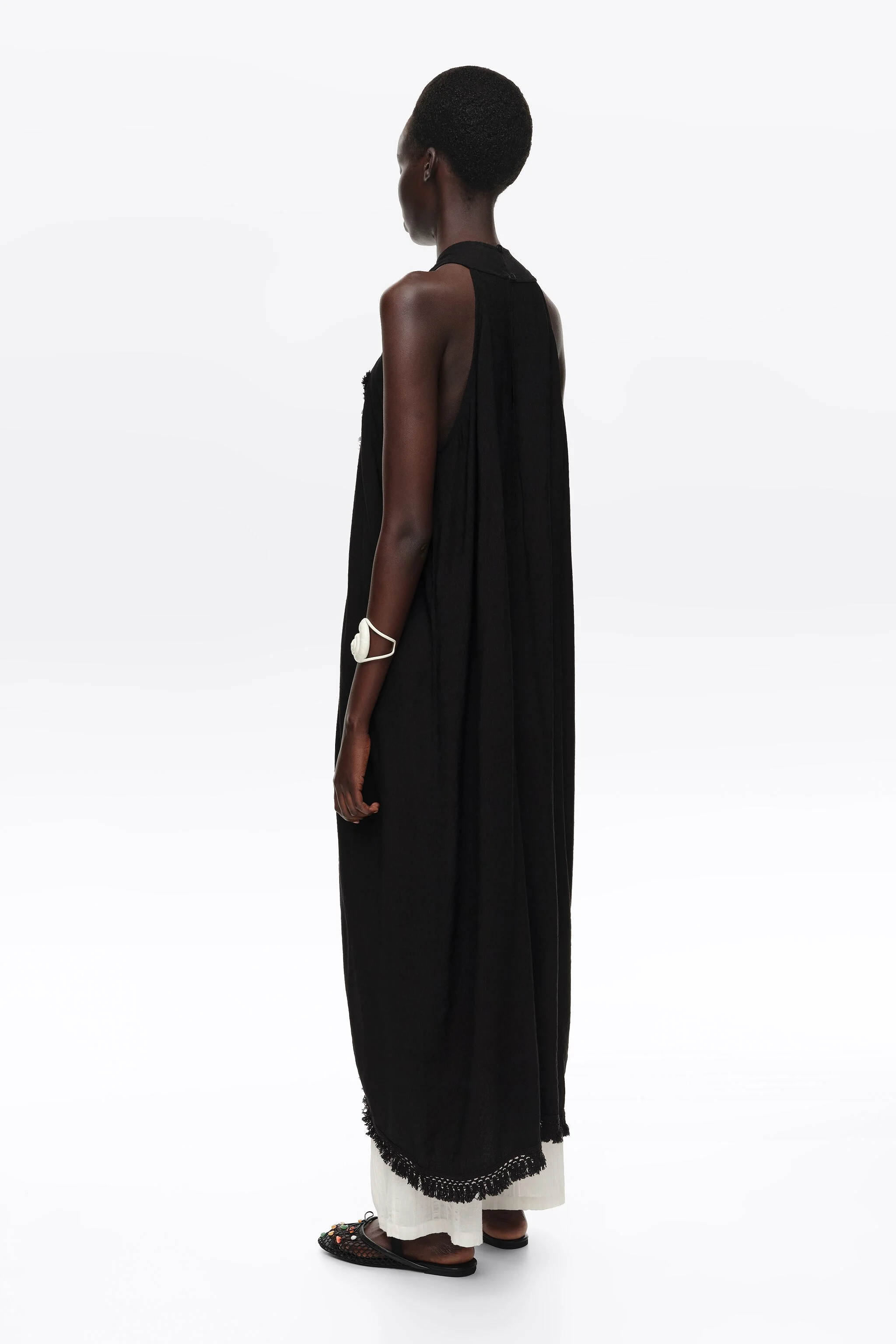 Vestido midi preto com franjas e amarração