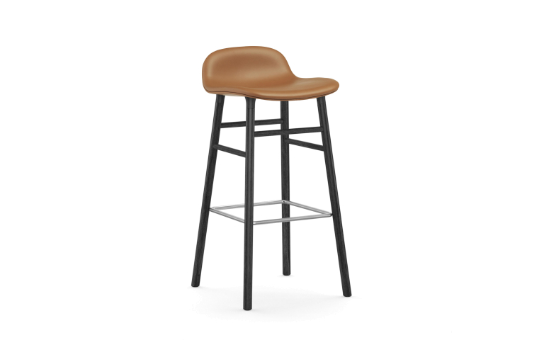 Normann Copenhagen Form barkruk 75 gestoffeerd zwart eiken Ultra Leather Brandy