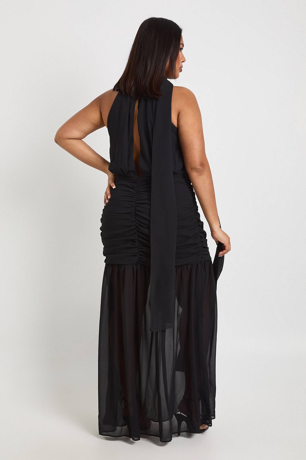 boohoo Robe Longue Grande Taille Col Licou Avec Détail Foulard Et Jupe Évasée