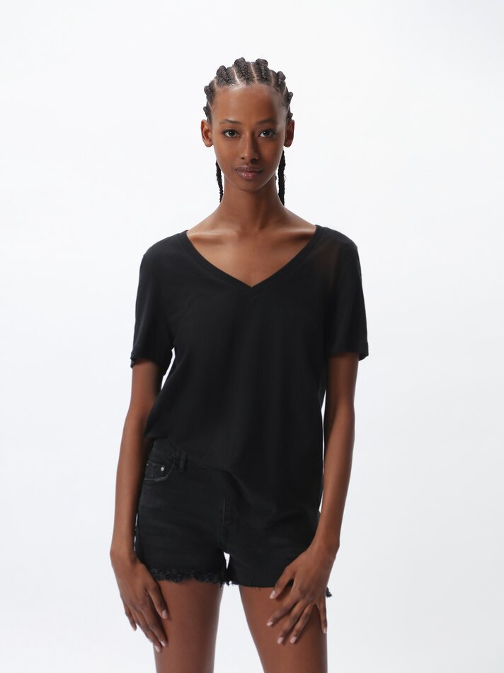 Camiseta básica com decote em V - Preta