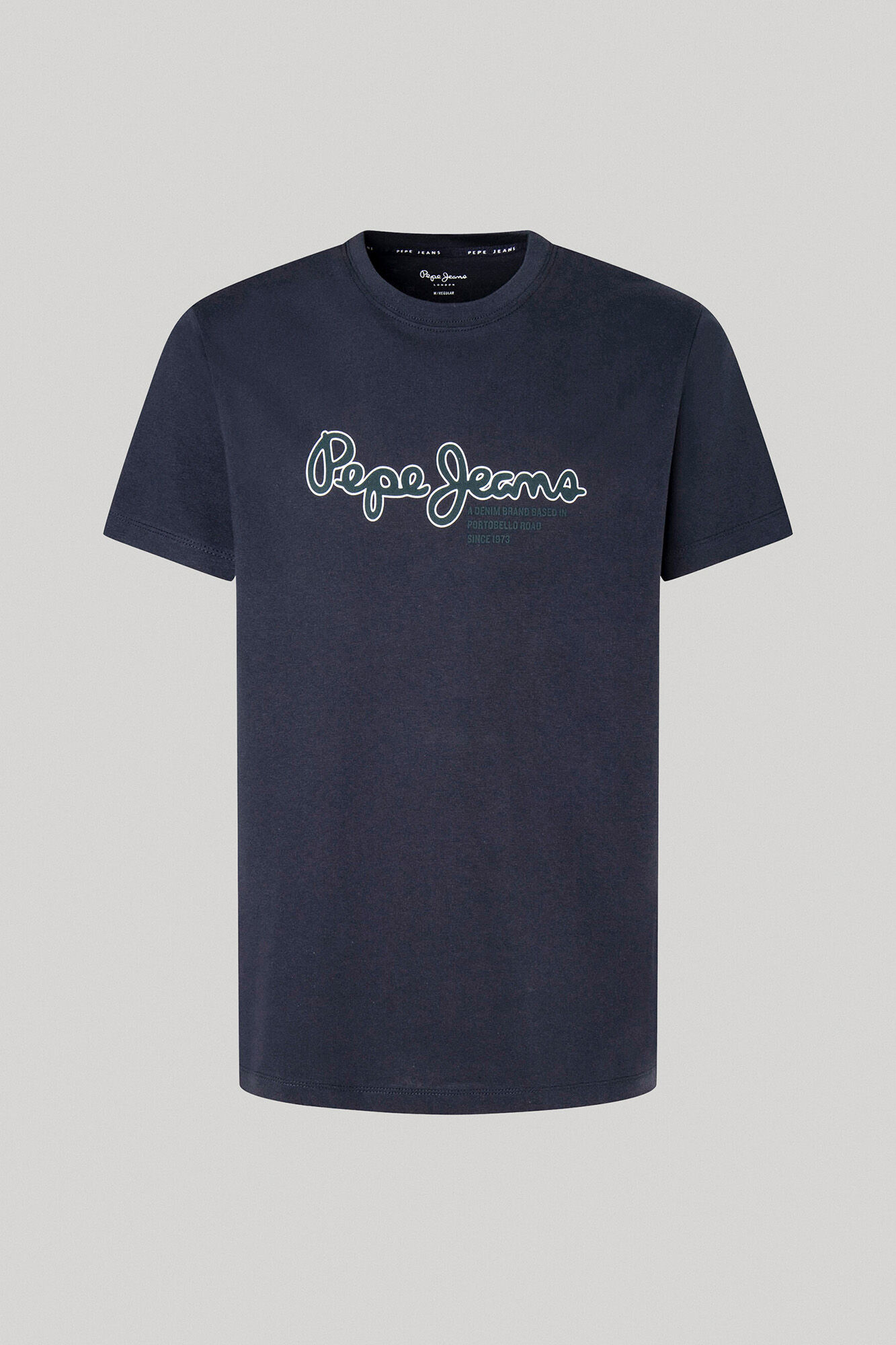 estampa de logotipo em camiseta