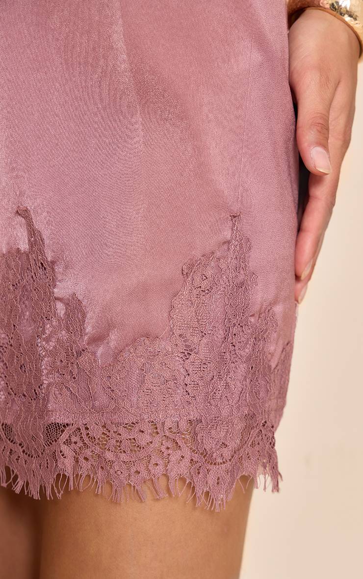 Mauve Mini-jupe En Satin Avec Détail De Bordure En Dentelle