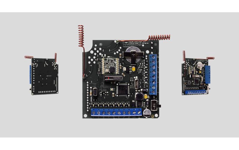 Funk-Transmitter ocBridge Plus für Drittanbieter<br>Empfängermodul zum Anschluss von Ajax-Geräten an eine Fremdzentrale
